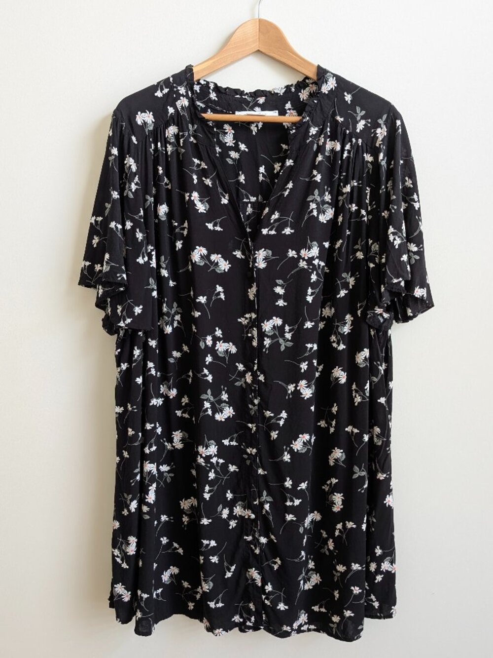 In Every Story 2X 100% viscose button down tunic top blouse black daisy